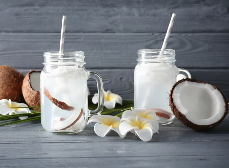 El Agua de Coco: Propiedades, Beneficios y Usos de esta Bebida Natural